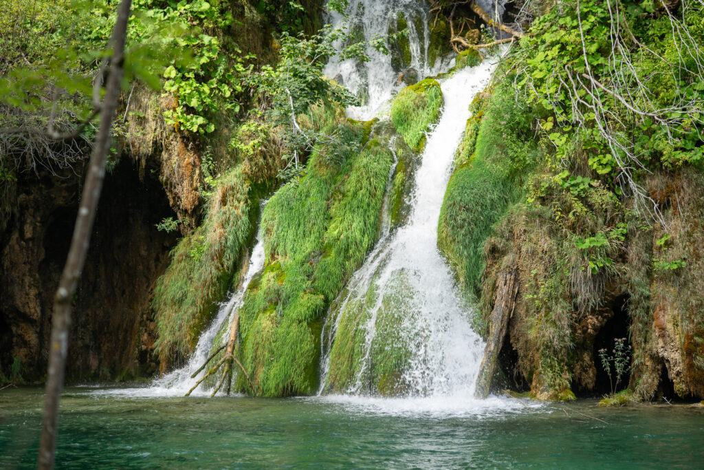 Cascata sul lago