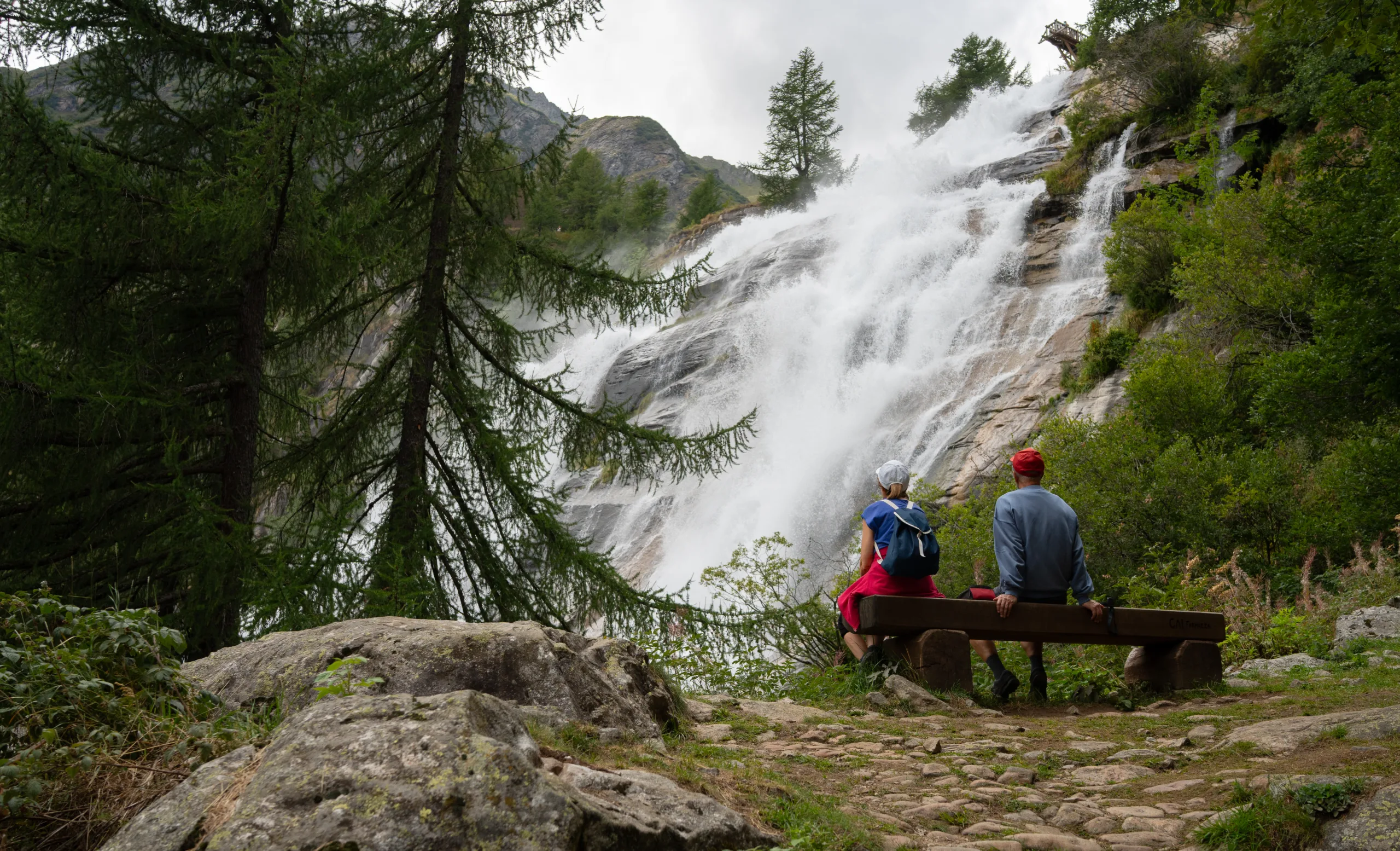 Turisti alla cascata del Toce