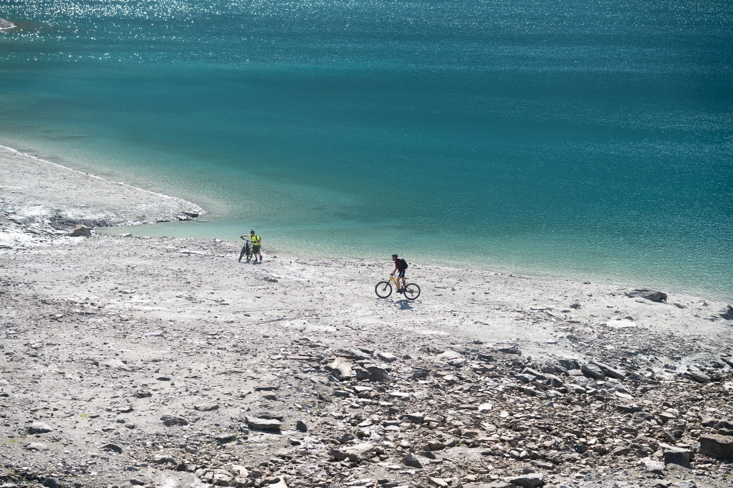 ciclisti al lago