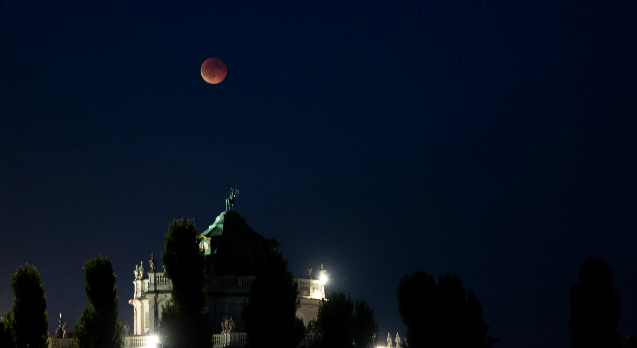 Luna rossa sopra la palazzina di Stupinigi